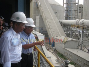Meneg BUMN (dahlan Iskan) saat bersama Dirut PT Semen Gresik ( Dwi Soetjipto) di areal Pabrik IV