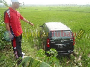 mobil masuk sawah