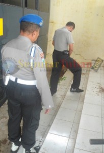 Proses pengumpulan urine mendapat prngawasan ketat dari Provos