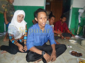 BAHAGIA : Kedua Calon mempelai usai prosesi lamaran