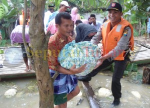 MELAMAR : Dibantu Polisi menurunkan barang bawaan calon mempelai putri