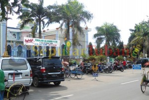 Parkir depan masjid agung