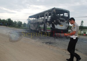 Bus dibakar pantura