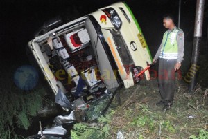 bus terperosok