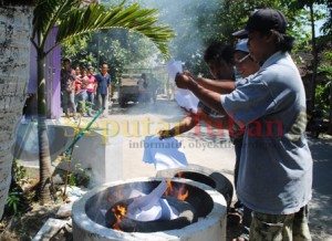 Bakar surat panggilan pemilih Pilgub Jatim2