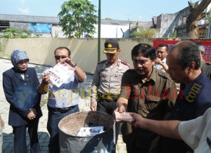 surat suara dibakar
