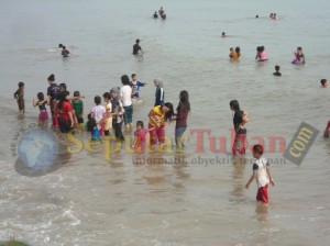 tradisi mandi bersama di pantai