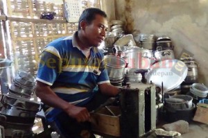 Pengerajin perabot rumah tangga