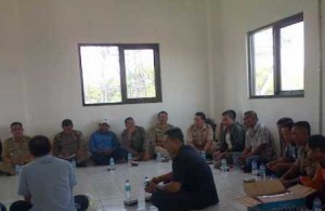pertemuan warga Desa Sawir