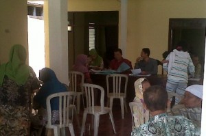 Tuban - warga saat mengambil sertifikat tanah