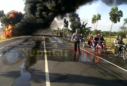 pantura macet akibat kebakaran