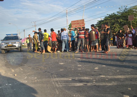 Protes Pipanisasi MCL Blokir Jalan