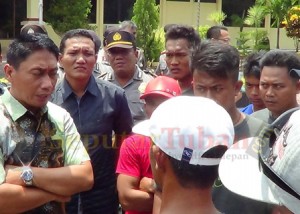 Warga Palang Luruk Mapolres Tuban