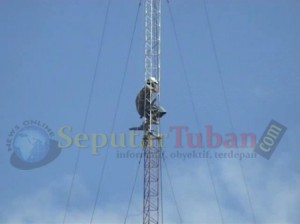Panjat Tower Tuntut Dipekerjakan