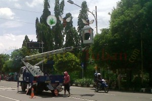 Pemasangan lampu hias Tuban