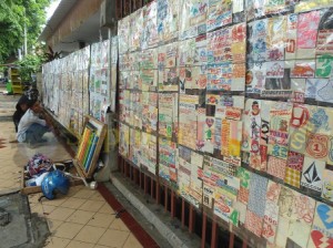 Penjual stiker di trotoar Tuban