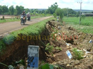 Sisi Badan Jalan rawan longsor