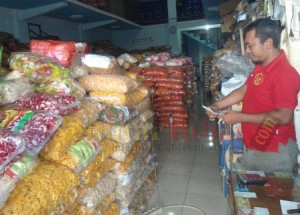Toko penjual krupuk setengah jadi tuban