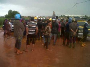 Warga Sawir Blokir Holcim