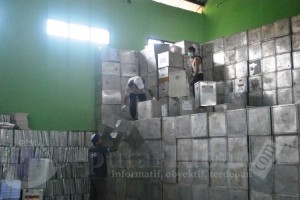 Aktivitas di gudang KPU Tuban