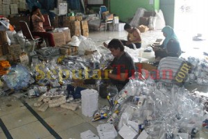 Pengepakan logistik KPU Tuban