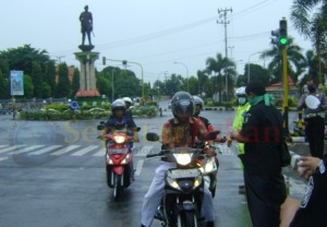 Polisi dan relawan saat membagikan masker