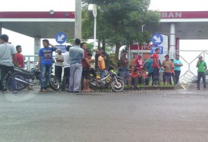 Warga saat blokir TBBM Tuban