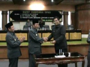 SETUJU : Eksekutif dan legislatif menyetujui pengesahan Perda
