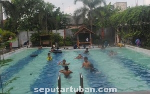 RAMAI : Kolam renang salah satu pilihan masyarakat menghabiskan waktu liburan Waisak