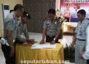 QUICK WIN : Kapolres Tuban saat menandatangani lauching program sms ini