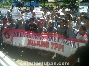 KOMPAK DEMO : Karyawan PT TPII saat berunjuk rasa didepan kantornya