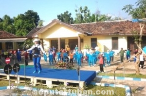 WUJUD KEBERSAMAAN : Senam bersama di Mapolsek Kerek, sambut HUT Bhayangkara ke 69