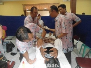 TETAP CERIA: Salah satu anak tengah menjalani proses khitanan massal Polres Tuban.  