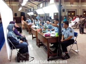 DIKELUHKAN : CJH Tuban 2014 saat mengikuti foto passport