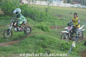 BERANI : Crosser anak-anak Desa Wolutengah tidak kalah beraninya dengan crosser dewasa