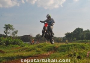 BERNYALI : Crosser Wolutengah saat latihan dilapangan desa setempat