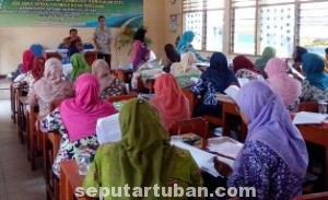 FOKUS DAN SERIUS: Sejumlah guru sasaran SMP sederajat sedang mengikuti workshop Kurikulum 2013.