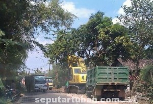 Dikeluhkan : Aktivitas proyek pelebaran jalan yang membahayakan pengguna jalan raya