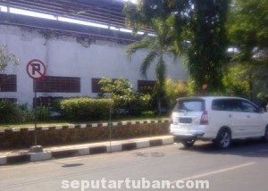 DIBIARKAN : Salah satu mobil sedang parkir dikawasan larangan parkir