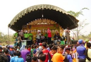 MERIAH : Panggung hiburan menjadi hiburan bagi peserta jalan sehat sambil menunggu undian hadiah