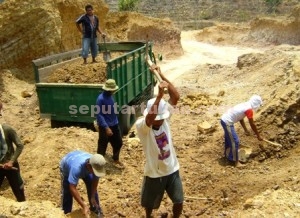 Aktivitas pertambangan bahan baku keramik dengan dalih tambang rakyat dan pemerataan lahan