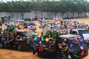 MELANGGAR ATURAN : Para siswa menaiki kendaraan bak terbuka untu pawai keliling Kerek