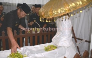 ZIARAH KUBUR: Bupati Tuban Fathul Huda menabur bunga di salah satu makam leluhur Bumi Wali, Selasa (11/11/2014) siang.
