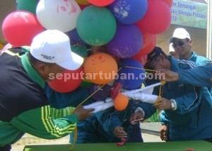 MEMBUKA HARAPAN :Bupati Tuban saat memotong tali balon sebagai penanda pembukaan Porkab Tuban 2014 di alun-alun Tuban, Sabtu (01/11/2014)