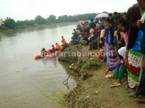MENGEGERKAN : Aktivitas pencarian korban jadi tontotan warga sekitar