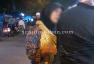 SETENGAH MAKSA : Seorang pengemis yang masih bugar sedang meminta dari seorang peziarah