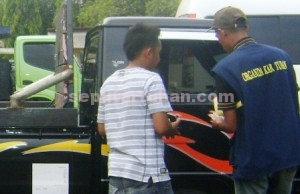 TIDAK DITINDAK : Nampak seorang pemilik kendaraan memberikan sejumlah uang ratusan ribu kepada  petugas