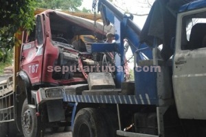 DIEVAKUASI : Truk diderek dari lokasi kejadian untuk diamankan di Pos Lantas Pakah