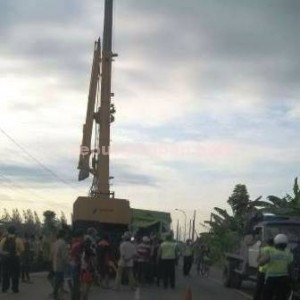 MACETKAN PANTURA : Evakuasi bangkai truk cukup lama menyebabkan kemacetan panjang jalan Pantura