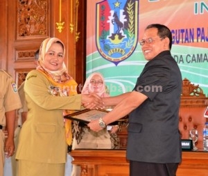 PENGHARGAAN : Wabup saat memberikan piagam kepada aparatur pemerintah pemungut pajak